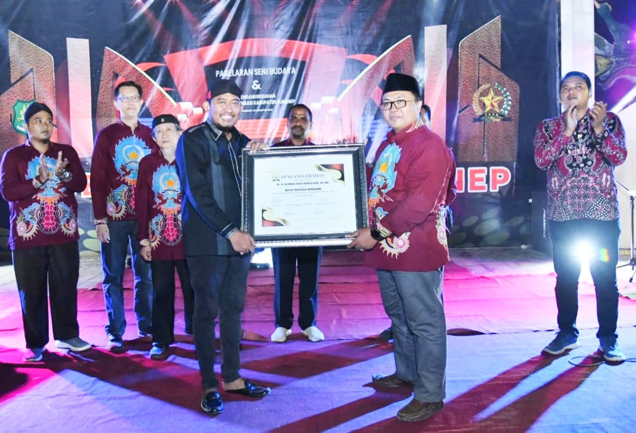 Forum Kerukunan Ummat Beragama (FKUB) Kabupaten Sumenep Memberikan Anugerah kepada Bupati Sumenep Achmad Fauzi Wongsojudo