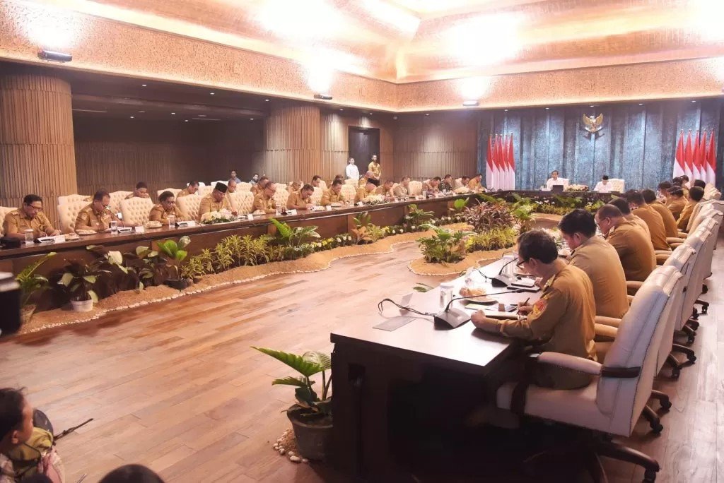 Presiden Joko Widodo mengundang rapat kepala daerah di IKN