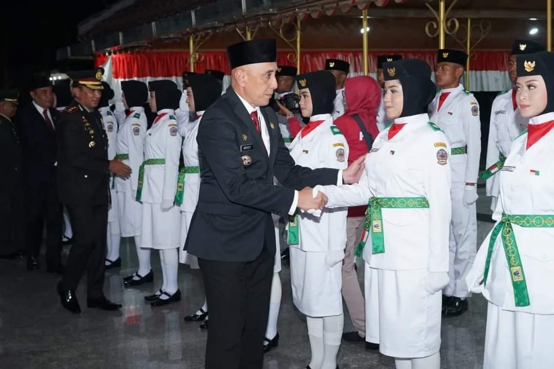 Penjabat (Pj) Bupati Bangkalan Dr. Arief M. Edie, M.Si Mengukuhkan Pasukan Pengibar Bendera Pusaka (Paskibraka) Kabupaten Bangkalan