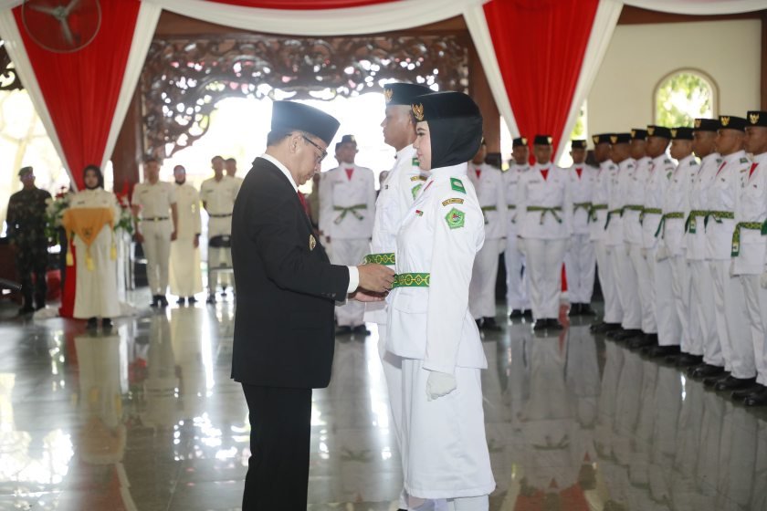 74 Paskibraka dikukuhkab oleh penjabat Bupati Pamekesan